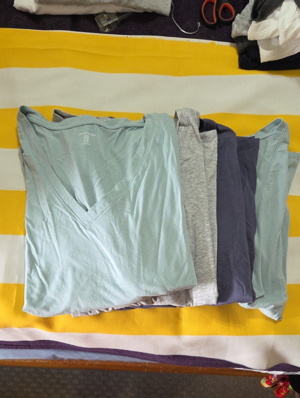 Amazon Essentials Women's 4 Pack V-Neck Short Sleeve Tee Pack